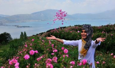 GÜL BAHÇELERİ NİLÜFER  BAHÇELERİ VE ISPARTA KİRAZLIDERE CAM TERAS TURU